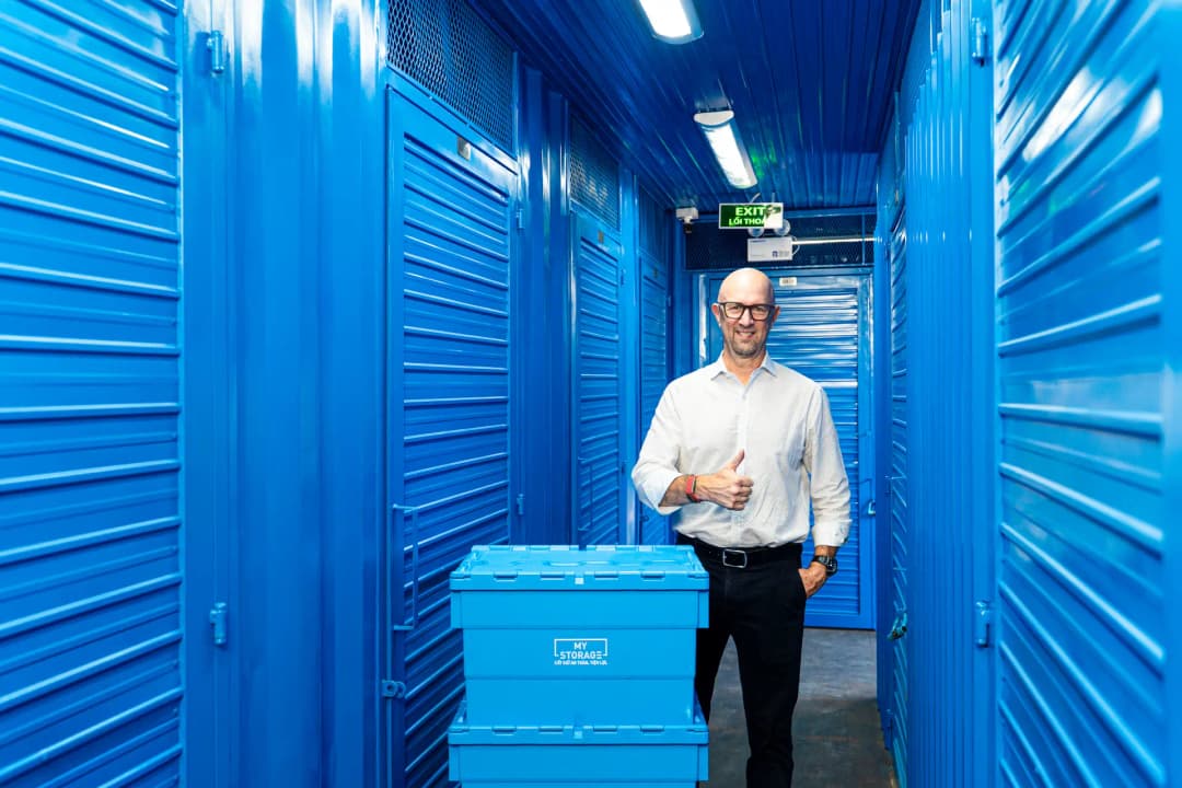 MyStorage staff member giving a thumbs up at the An Phu facility