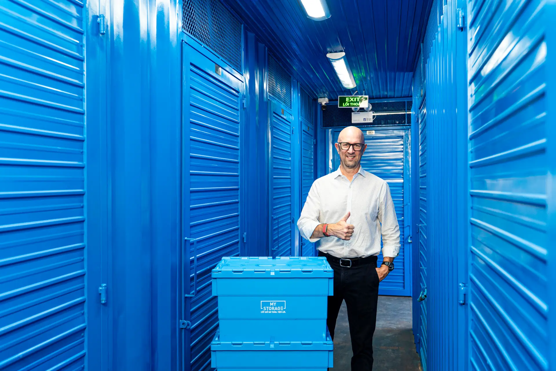 MyStorage staff member giving a thumbs up at the An Phu facility