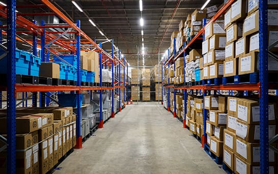 Kệ kho chứa các thùng lưu trữ màu xanh của MyStorage