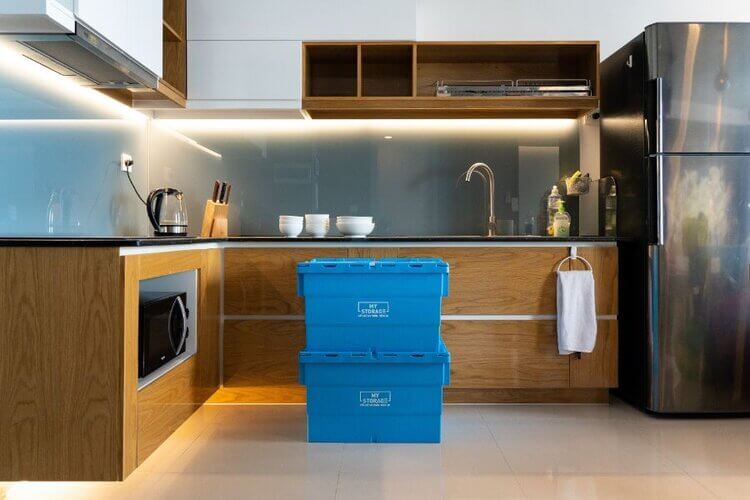 Nhân viên MyStorage đóng gói đồ bếp vào thùng