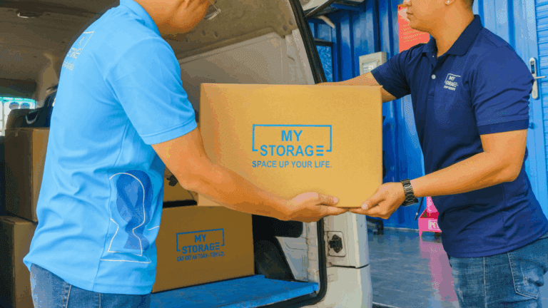 nhân viên hỗ trợ vận chuyển, đóng gói đồ đạc